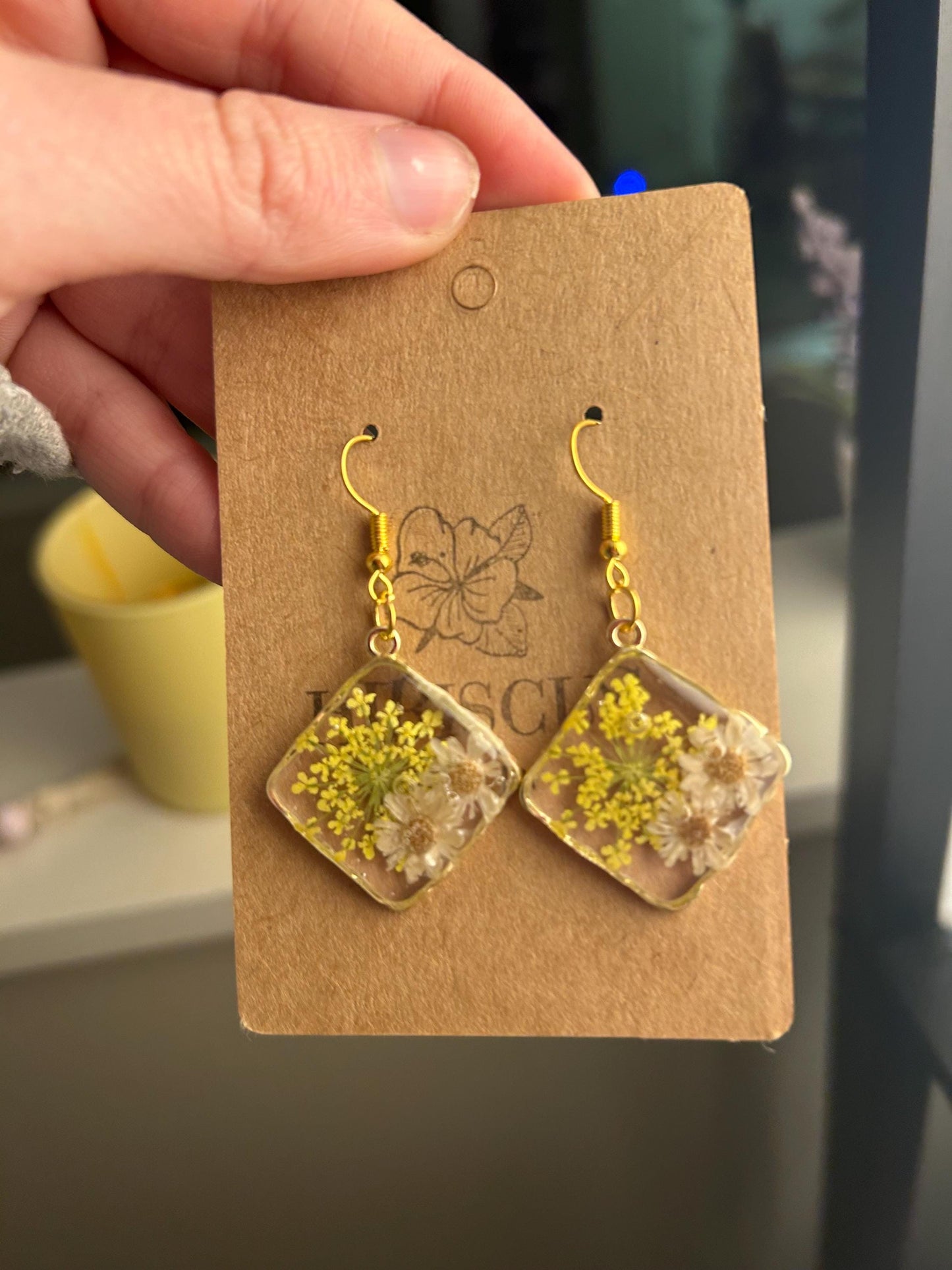 Resin Real Botanicals Dangle Gold Earrings - White and Yellow Daisies