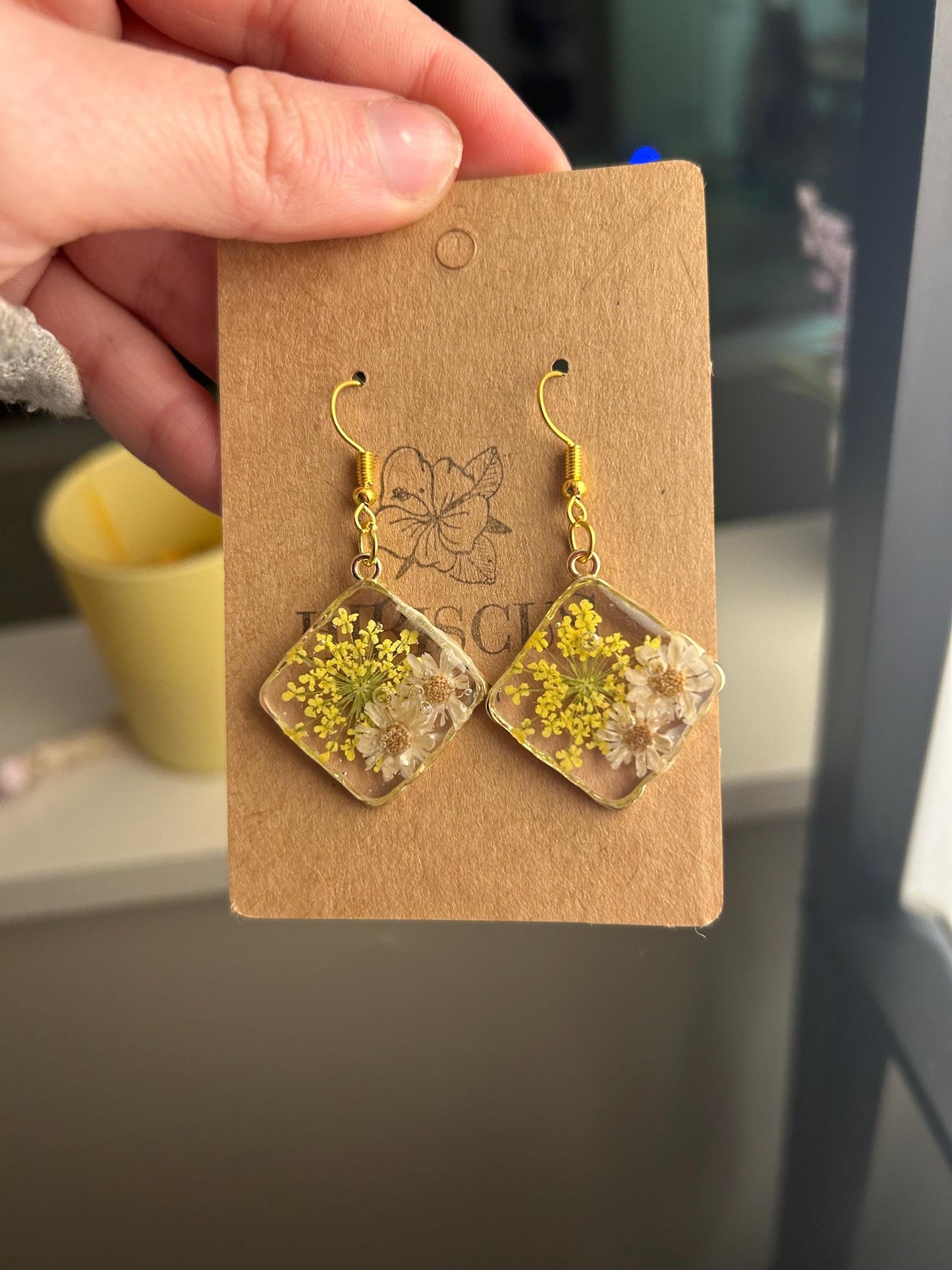 Resin Real Botanicals Dangle Gold Earrings - White and Yellow Daisies