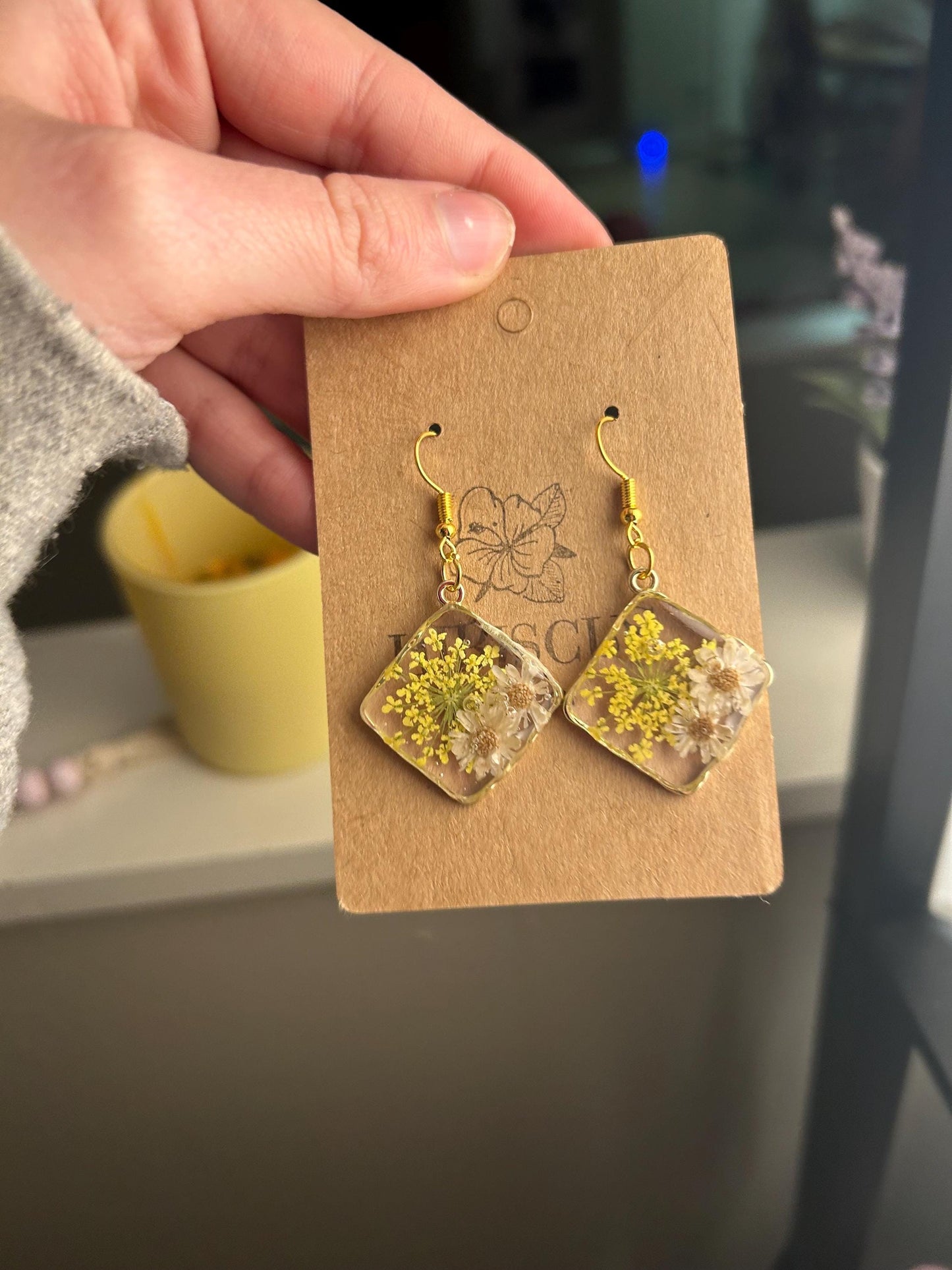 Resin Real Botanicals Dangle Gold Earrings - White and Yellow Daisies