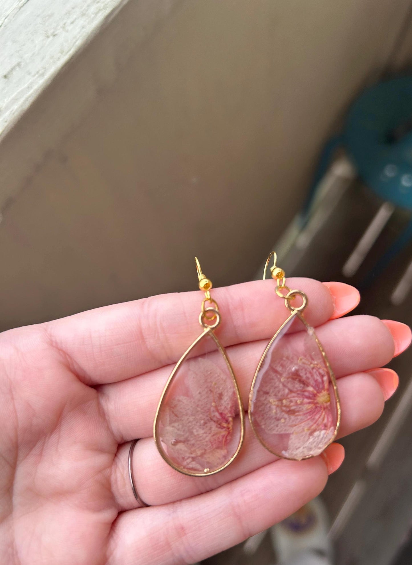 Pressed Flower Gold Earrings - Light Pink Flowers