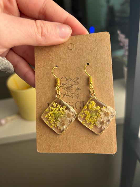 Resin Real Botanicals Dangle Gold Earrings - White and Yellow Daisies